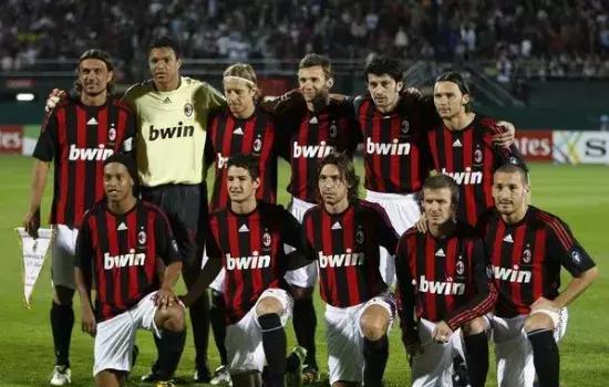 皇马球迷拉横幅抗议78岁佛爷：离开吧！失败者 为钱出卖一切